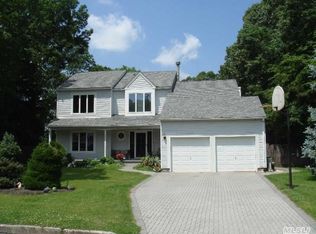 5 Parisi Ct, Coram, NY 11727