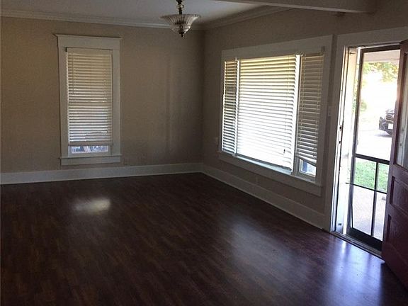 3rd image of 216 N Waco St