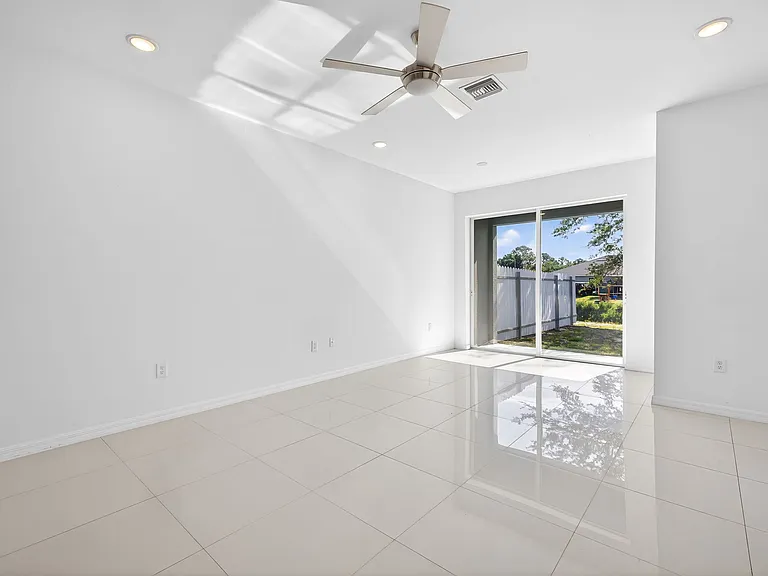 127 Hightower Ave S — Photo 3