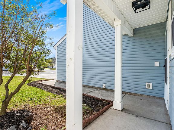 3rd image of 996 Silver Crest Dr.