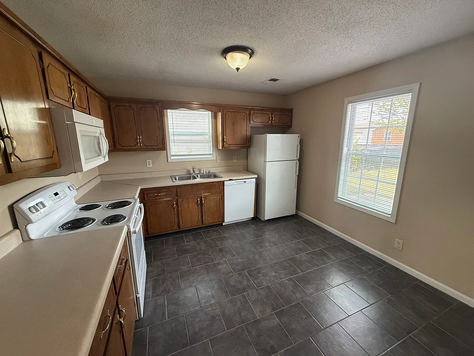 2 bed, 900 sqft, $1,100 — Photo 3