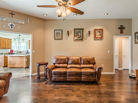 4th image of 676 Maplewood Dr