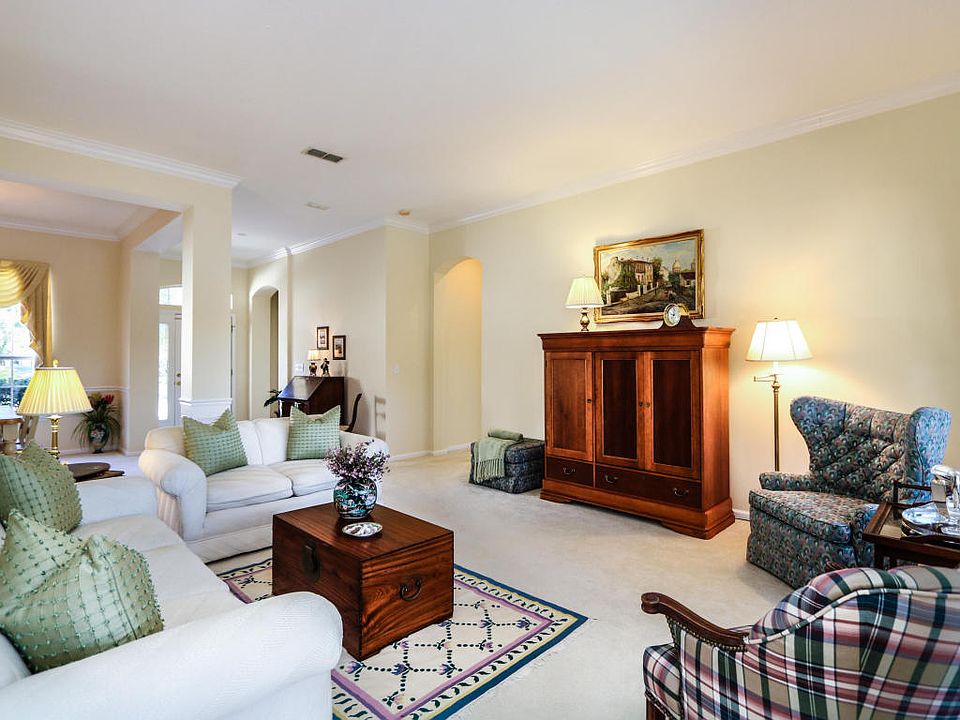 1st image of 583 Oakmont Dr