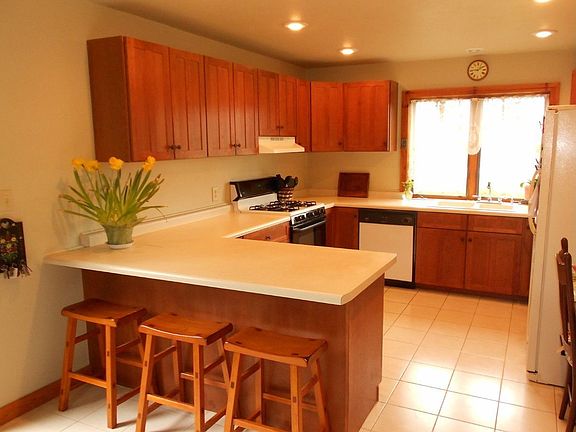LARGE KITCHEN WITH HICKORY CABINETS