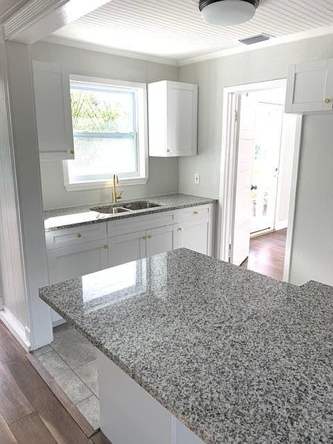 1st image of 116 18th Ave S #2