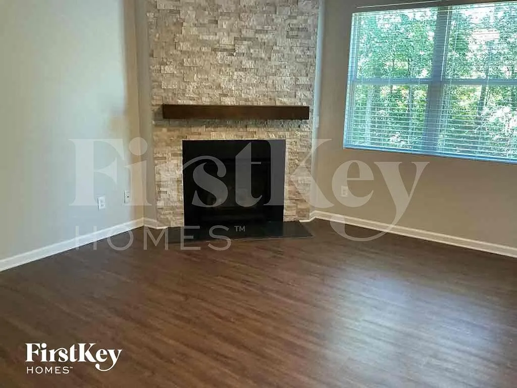 5 bed, 3.0 bath, 2566 sqft, $2,685 — Photo 3