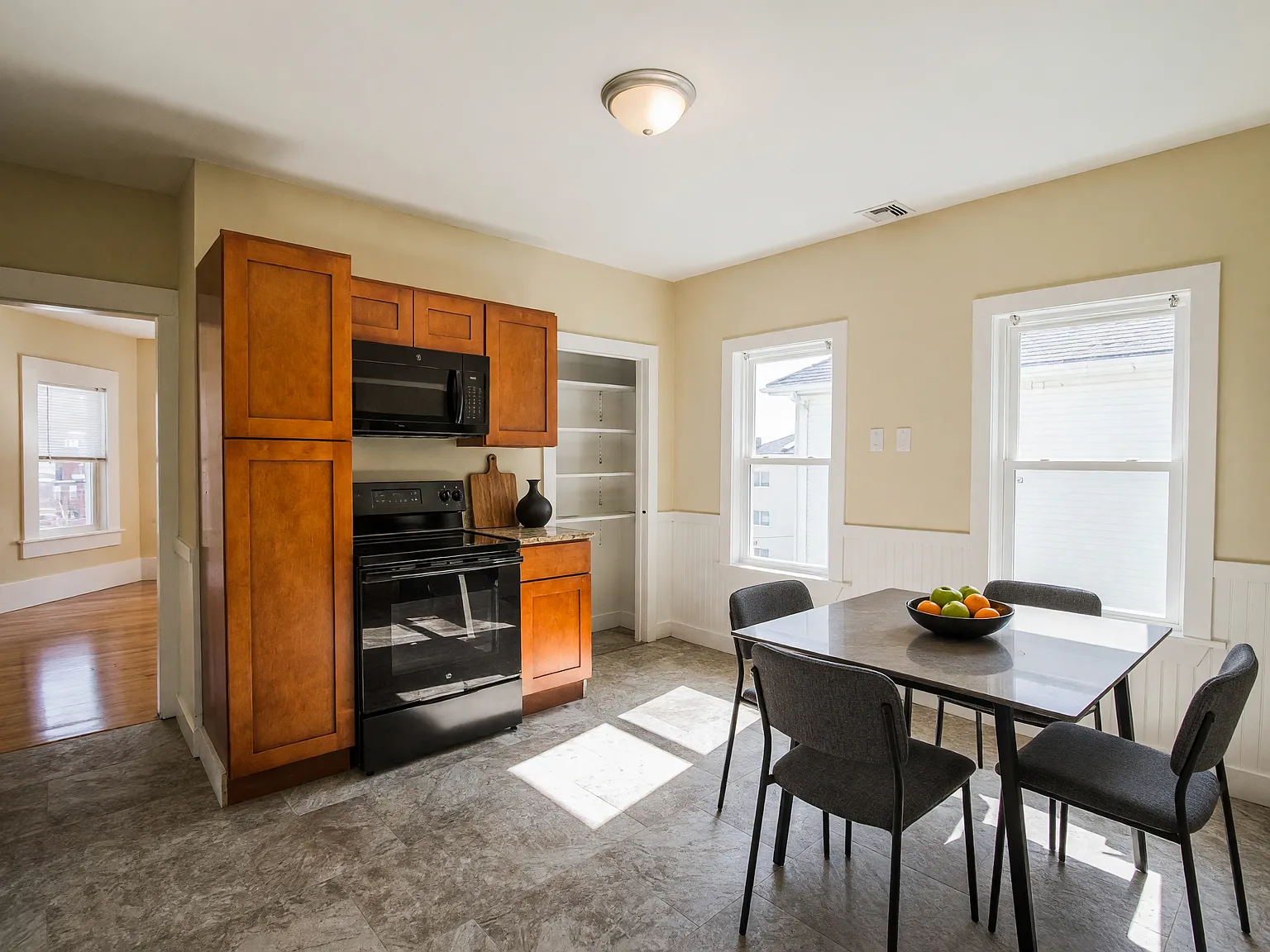 3 bed, 1.0 bath, 1000 sqft, $1,400 — Photo 3