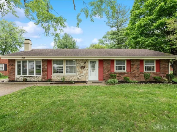 215 Pinegrove Dr, Bellbrook, OH 45305