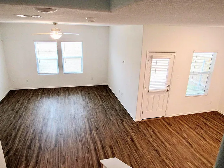204 Coventry Dr — Photo 9