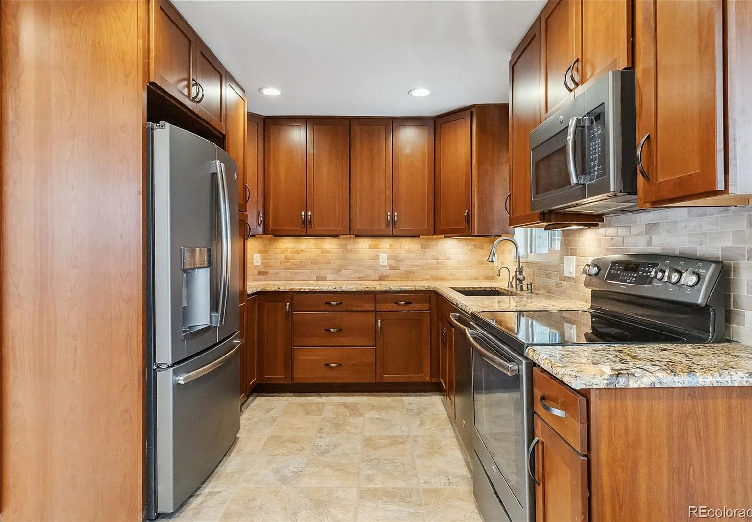 3 bed, 3.0 bath, 1818 sqft, $3,500 — Photo 2