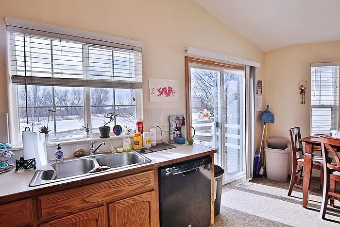 1318 Finch St — Photo 2