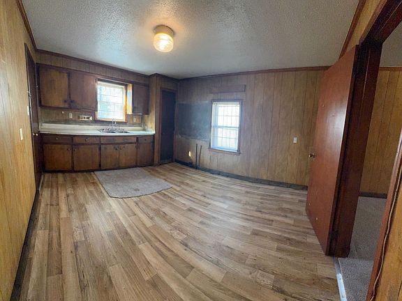 3rd image of 206 Hospital St N