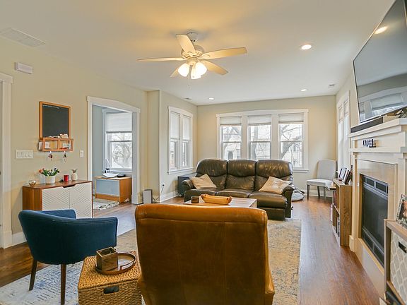 2nd image of 2932 N Avers Ave Unit 2