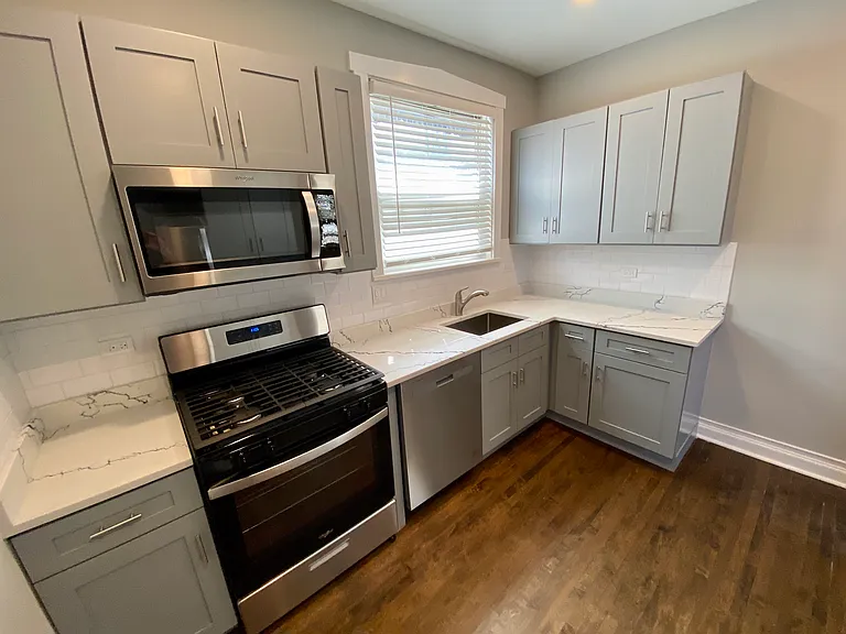 3218 W Eastwood Ave #2R — Photo 2