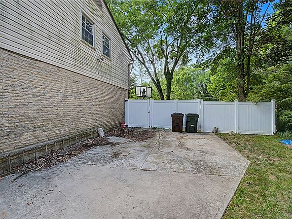 3rd image of 6631 Caldero Ct
