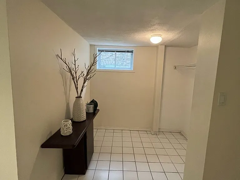 1049 Royal York Rd — Photo 8