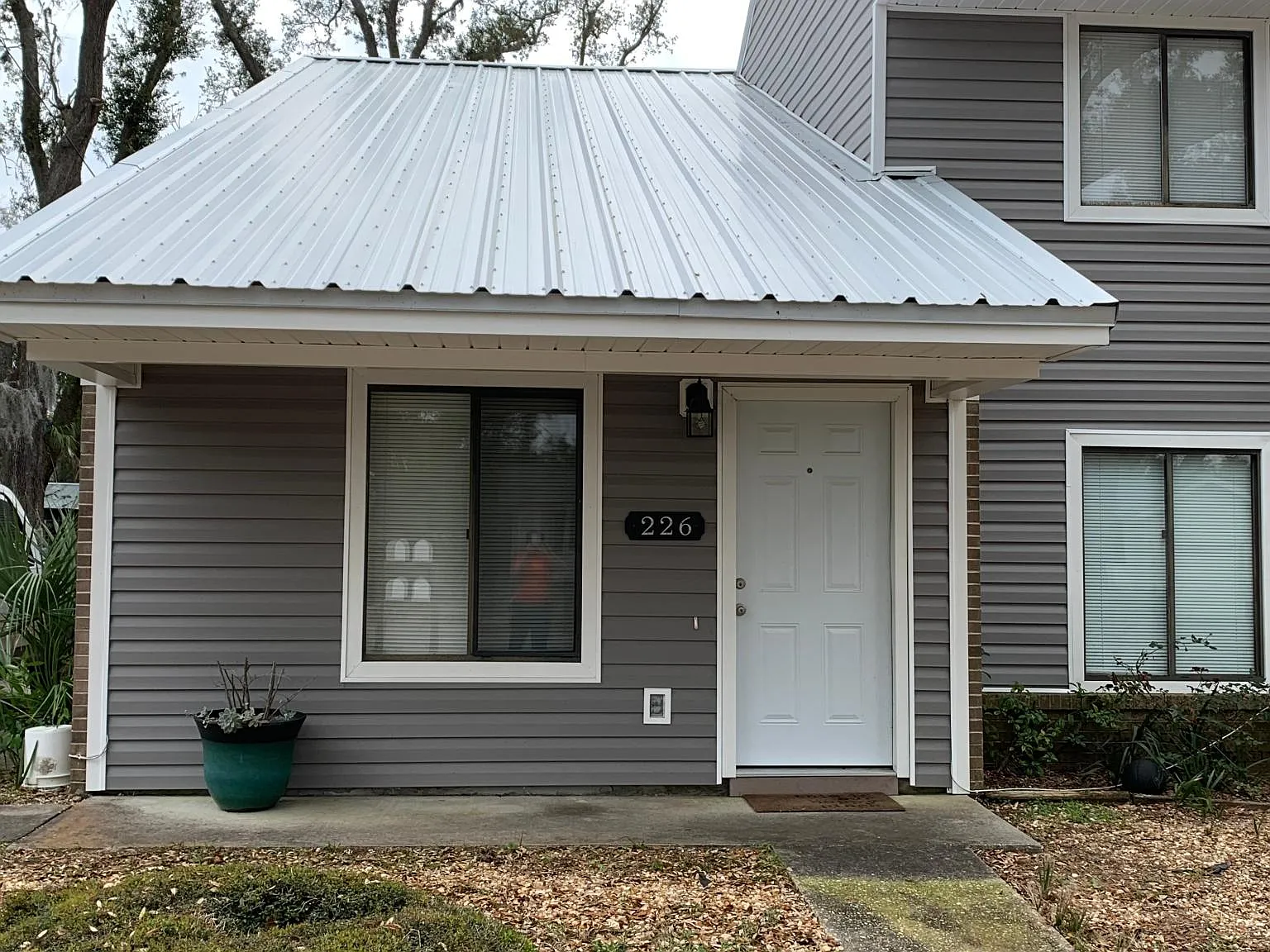 226 E 1st Ct — Photo 3