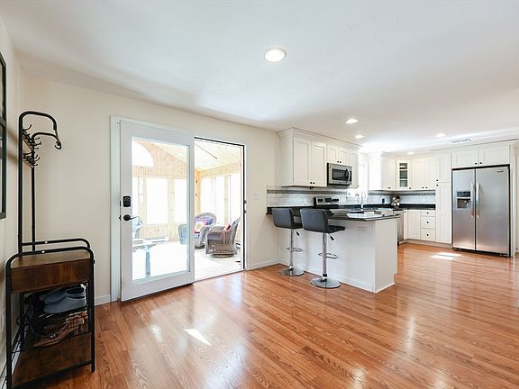 5th image of 40 Emilia Dr