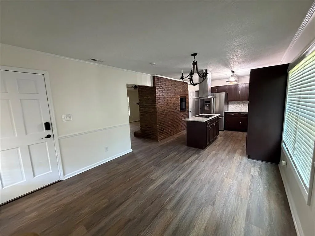 3 bed, 2.0 bath, 1556 sqft, $2,500 — Photo 3