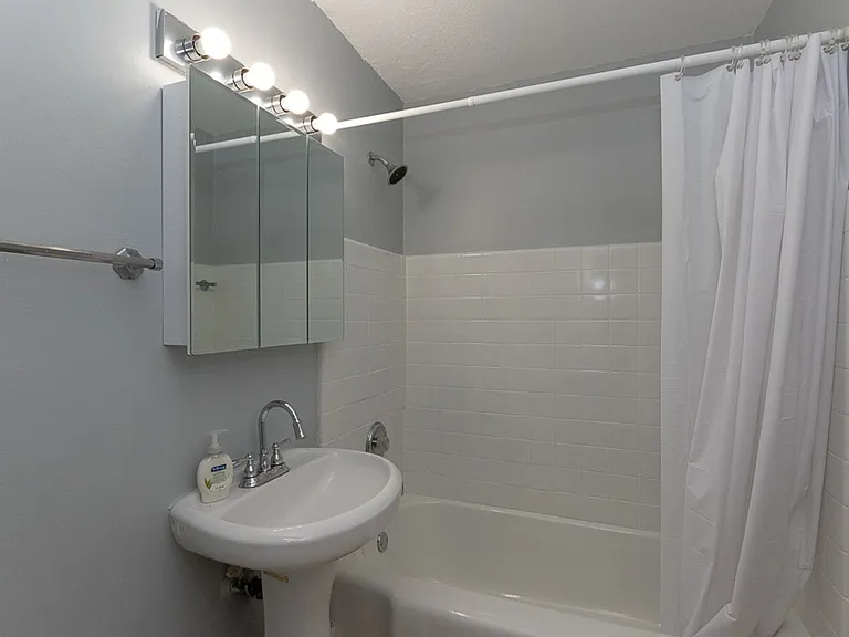 7333 Ridge — Photo 8