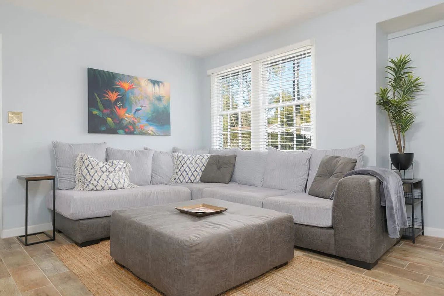 3 bed, 1.0 bath, 592 sqft, $2,869 — Photo 2