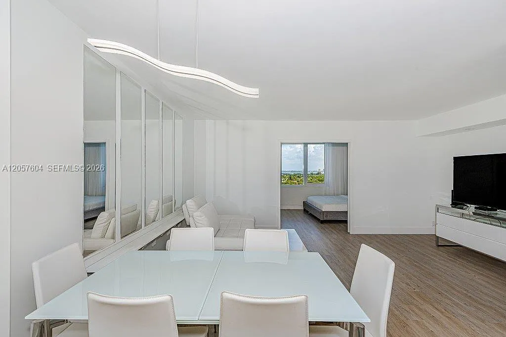 Roney Palace Condo — Photo 2