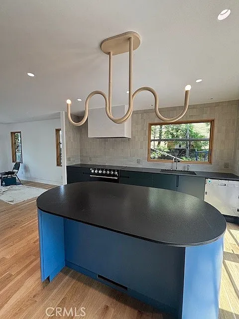 3 bed, 2500 sqft, $9,000 — Photo 4