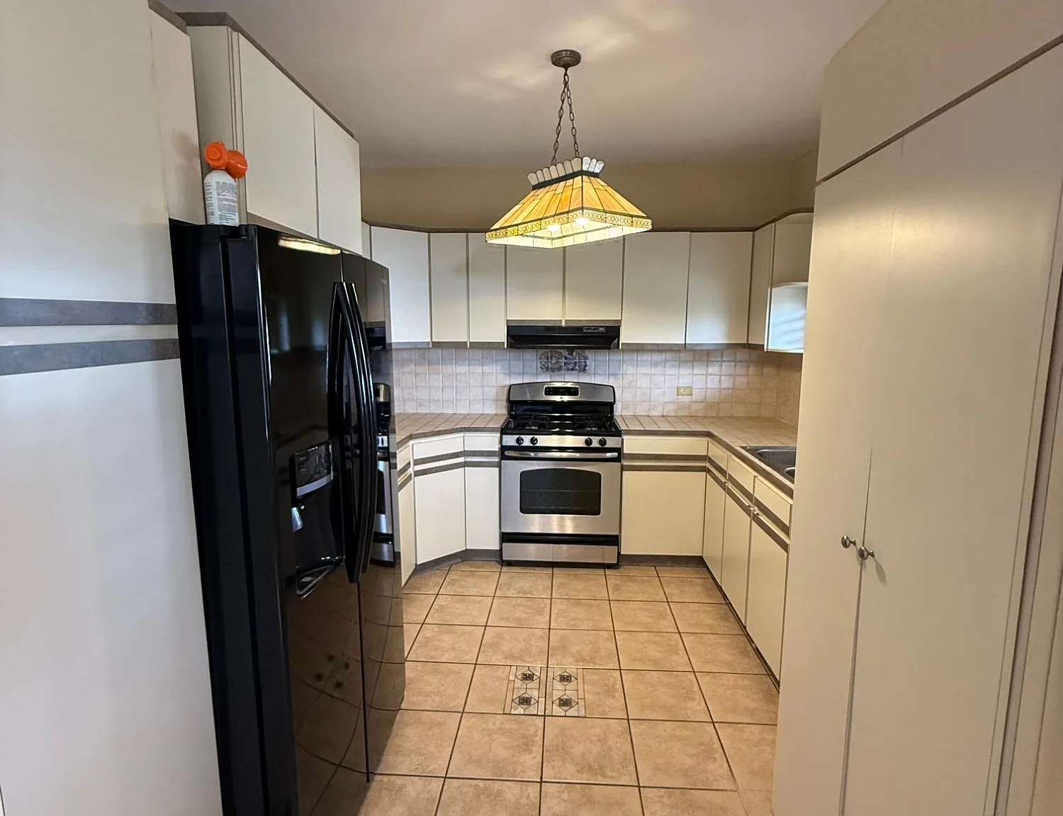 3 bed, 2.0 bath, 1800 sqft — Photo 2
