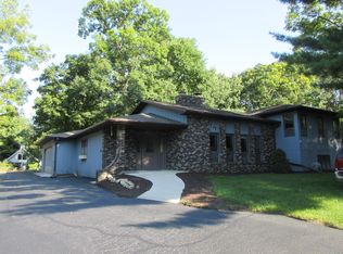721 Brickley Dr, Fontana, WI 53125
