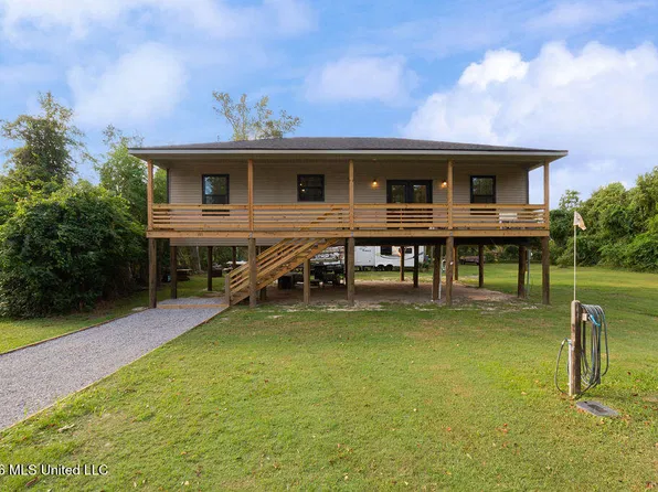 105 Baker St, Waveland, MS 39576