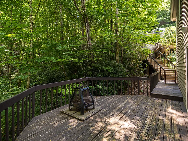 556 Timberlane Dr — Photo 2
