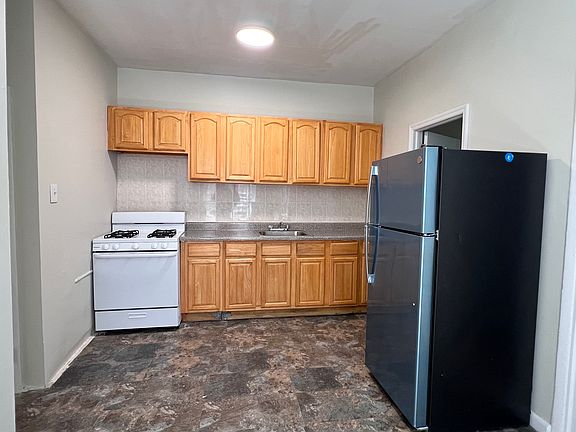 2nd image of 705 Linwood St Floor 1