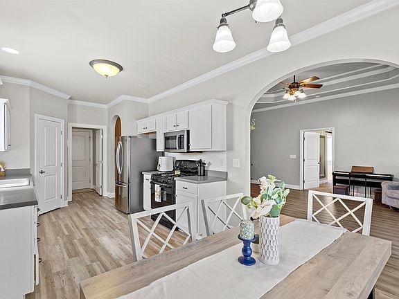 3rd image of 2068 Highview Way