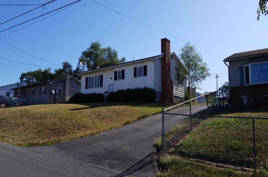 2nd image of 903 3rd St