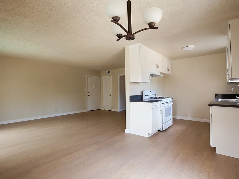 Coldwater Canyon Apartments — Photo 8