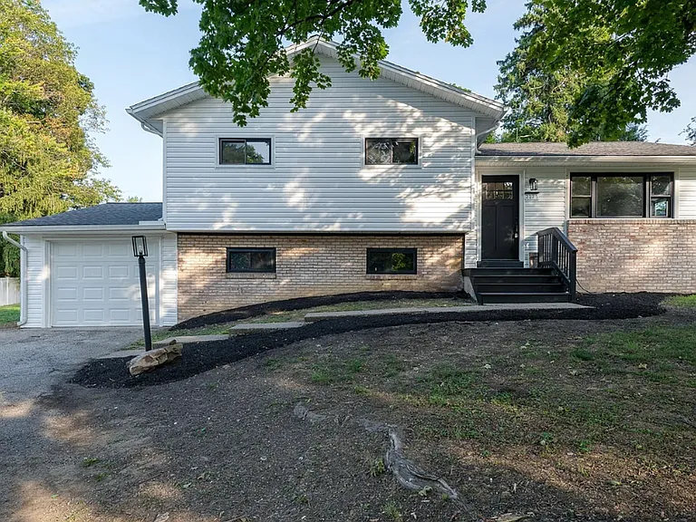 2175 Gale Dr — Photo 2