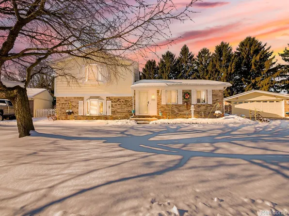 19202 Edward Ct, Clinton Township, MI 48038