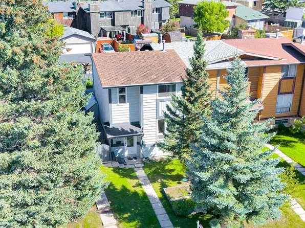 84 A Cedarwood Hl SW, Calgary, AB T2W 3H5