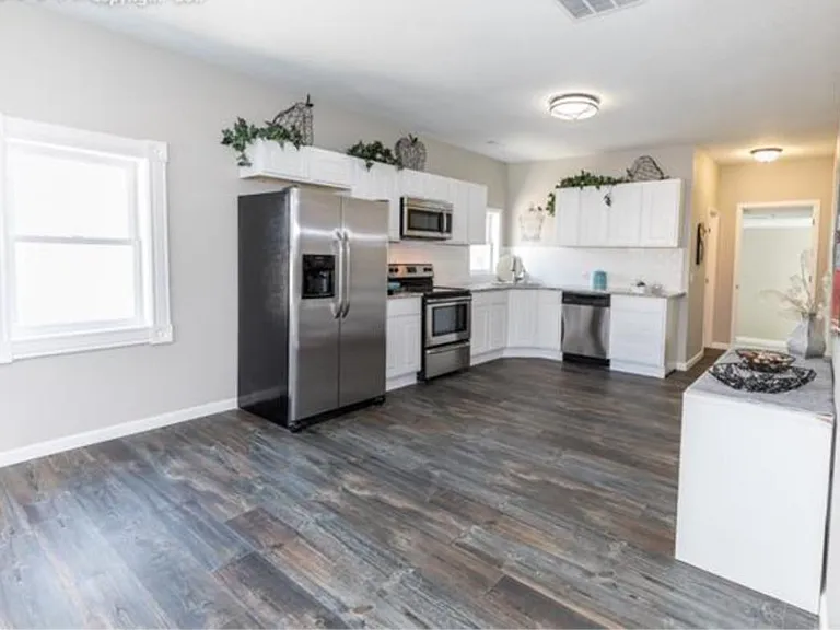 3131 W Pikes Peak Ave — Photo 2