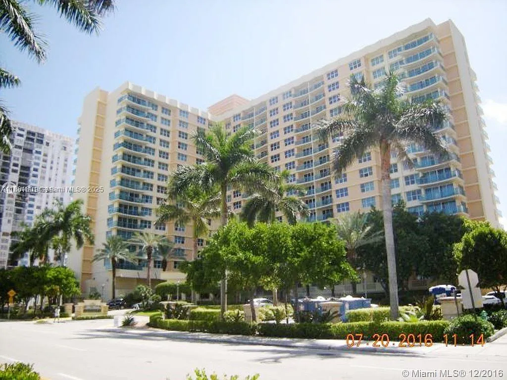 Wave Condo — Photo 2