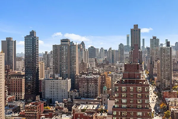 Rented by Greystar | media 10