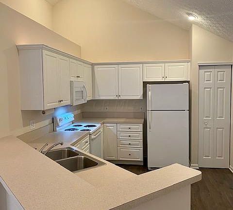 4th image of 8768 Linksway Dr