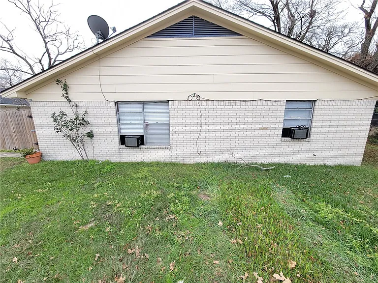 1316 Airline Dr — Photo 2