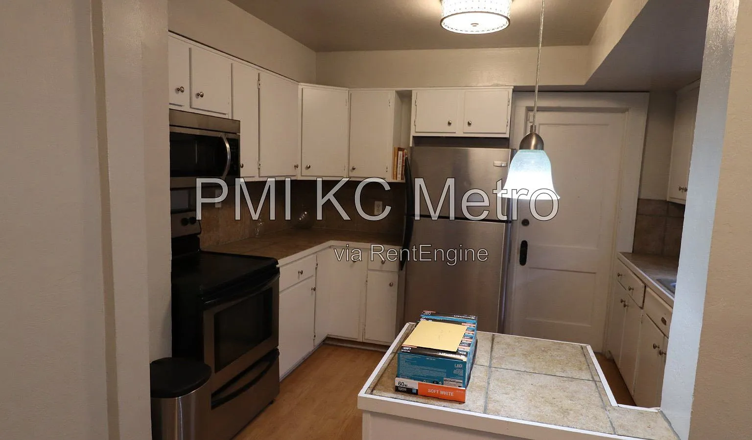 3 bed, 1.0 bath, 1344 sqft, $1,980 — Photo 4