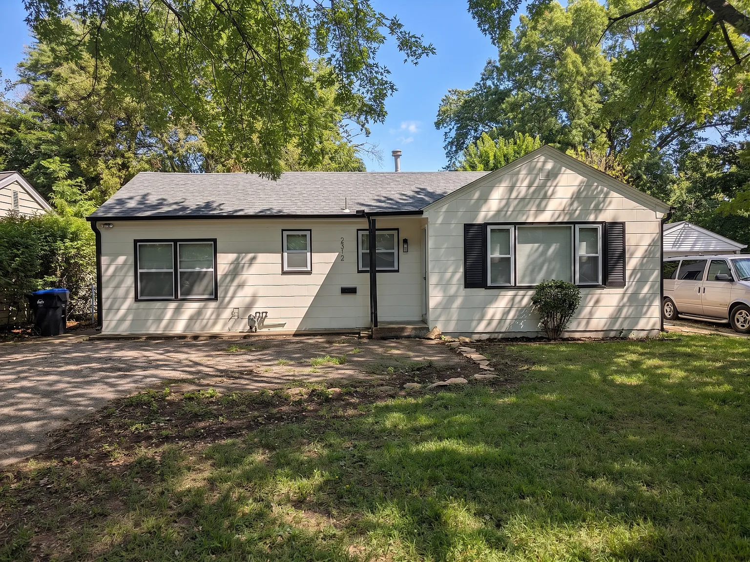 3 bed, 980 sqft, $1,250 — Photo 1