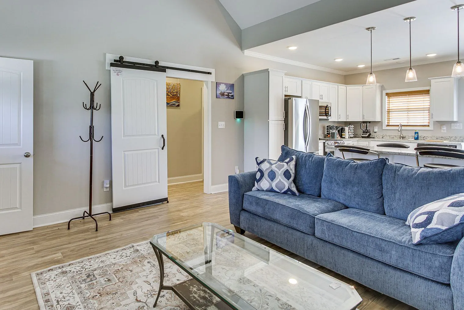 3 bed, 2.0 bath, 1323 sqft, $3,451 — Photo 3