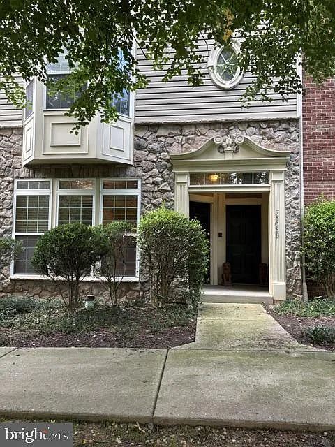 3 bed, 2.5 bath, 1665 sqft, $3,000 — Photo 1