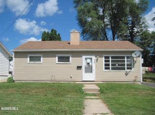 1038 W Langdon Pl, Freeport, IL 61032