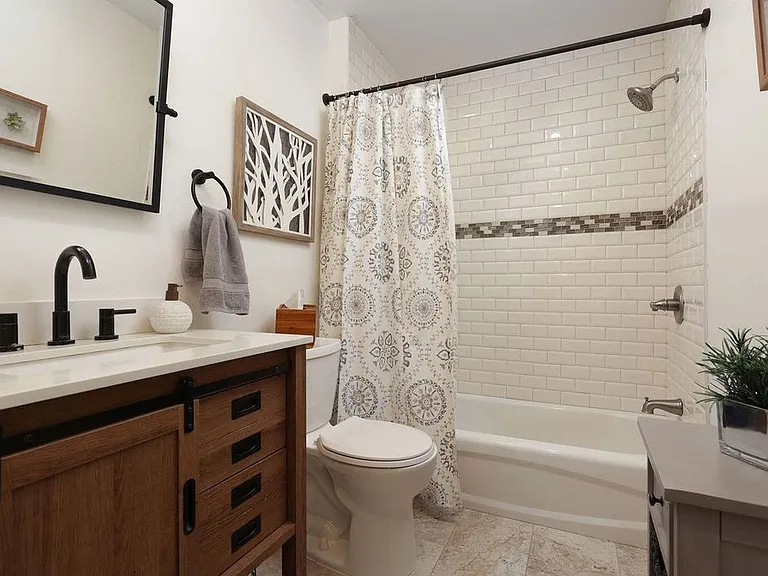 Primary suite full bath in en-suite
