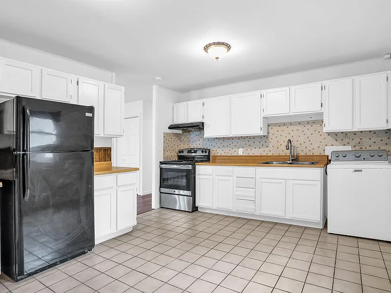 2719 E High St — Photo 5